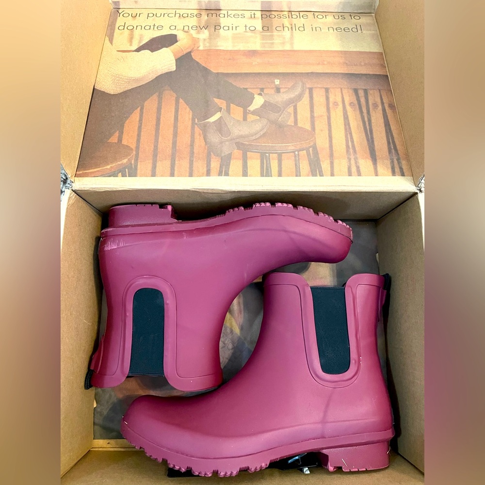 Women’s maroon colored rain boots